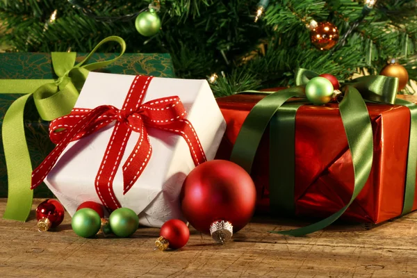 El primer plano de los regalos bajo un árbol —  Fotos de Stock