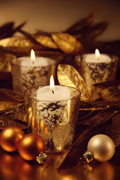 Primer plano de las velas encendidas con un tema de oro brillante — Foto de Stock