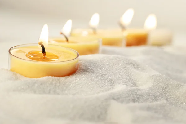 Thee licht kaarsen in zand — Stockfoto