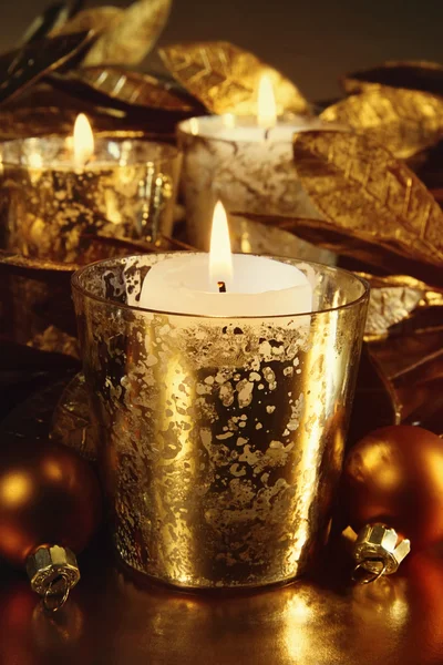 Свечи, зажженные блестящей золотой темой — стоковое фото