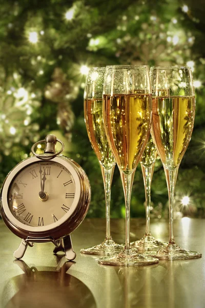 Kieliszki do szampana, zegar z oświetleniem — Zdjęcie stockowe