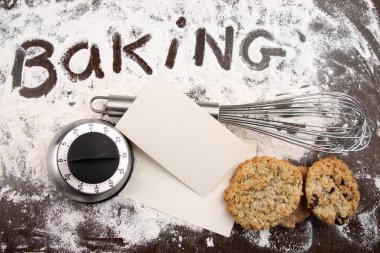 Un içinde yazılı Word pişirme ve mutfak aletleri üzerinde ahşap tabl