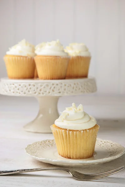 Vanilj cupcakes redo att äta — Stockfoto