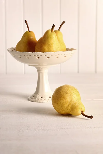 Bodegón de peras en frutero — Foto de Stock