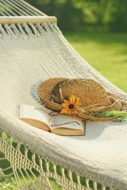 Hasır şapka ve dantel hamak kitap