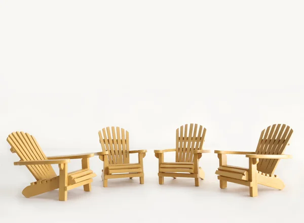 Quatro cadeiras em miniatura adirondack em branco — Fotografia de Stock
