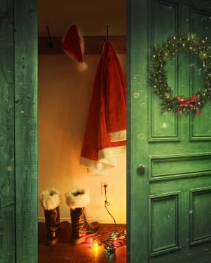 Kanca asılı Noel Baba kıyafeti ile rustik kapıyı açın