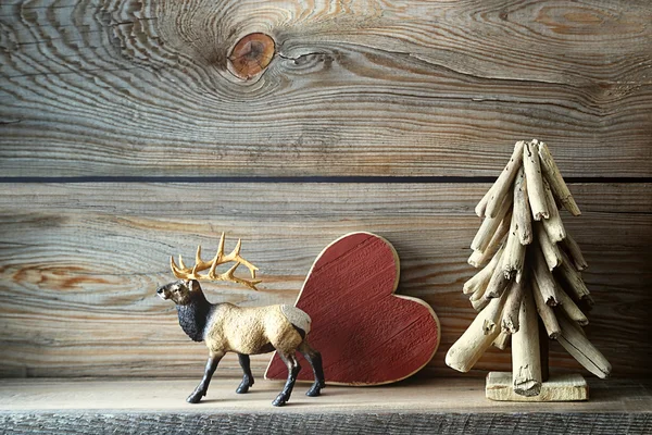 Karácsonyfa dekoráció fából készült polcon — Stock Fotó