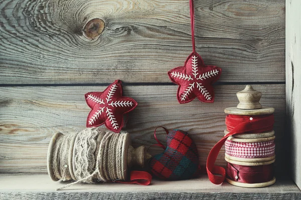 Fitas e ornamentos de férias na prateleira de madeira — Fotografia de Stock