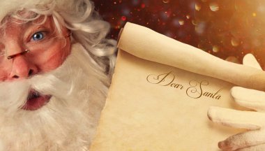 Sevgili Noel Baba'nın tutan Santa closeup ilerleyin