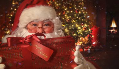 Santa closeup holding Hediyelik Noel sahne arka planda ile
