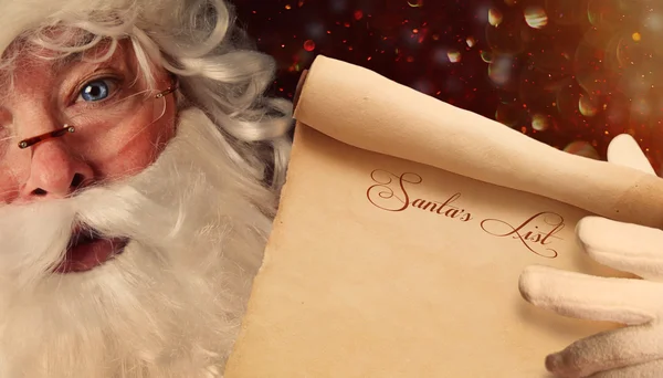 Fechar de Papai Noel segurando uma lista de Santa — Fotografia de Stock