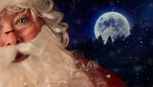 Close-up van Santa Clauswith nachtelijke hemel op achtergrond — Stockfoto