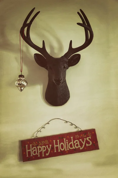 Close-up van gekoppelde herten hoofd met kerst ornament en vakantie — Stockfoto