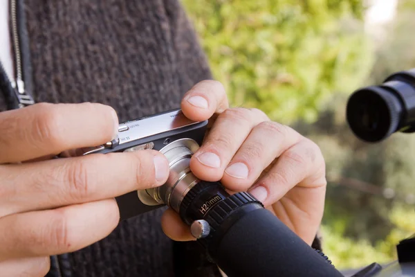 Mann fotografiert durch ein Teleskop — Stockfoto