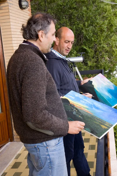 Zwei Männer malen ein Bild — Stockfoto