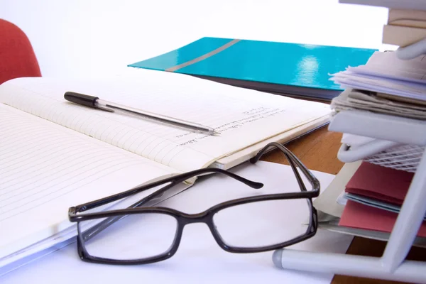 Documentos y vasos sobre la mesa — Foto de Stock