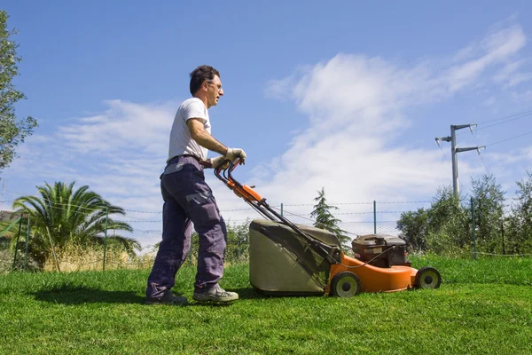 Çim biçme makinesi adam