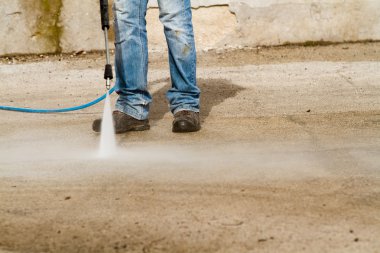 Erkek işçinin bacaklar hortum ile