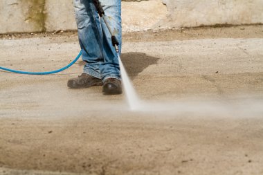 Erkek işçinin bacaklar hortum ile