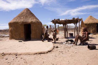 Himba insanlar onların köyü