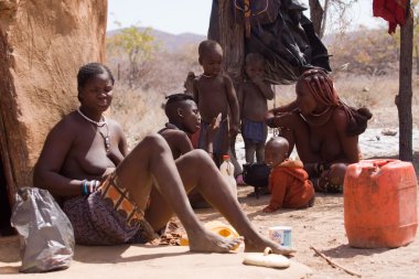 Himba insanlar onların köyü