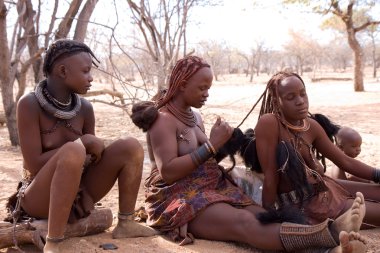 Himba insanlar onların köyü