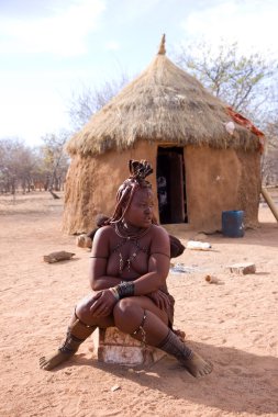 Himba kadın onun köyü