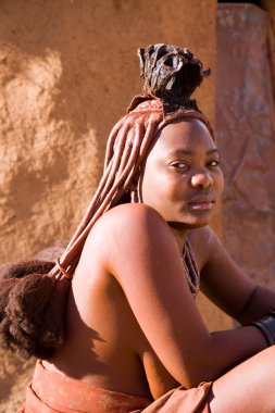 Himba kadın onun köyü