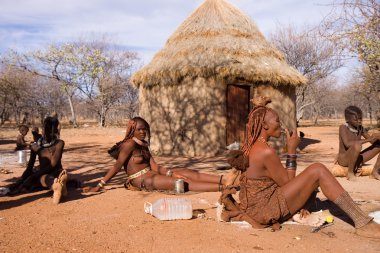 Himba insanlar onların köyü