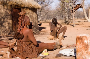 Himba insanlar onların köyü