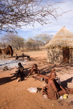 Himba insanlar onların köyü