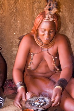 Himba kadın onun köyü