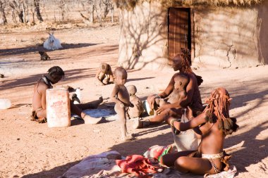 Himba insanlar onların köyü