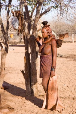 Himba kadın onun köyü