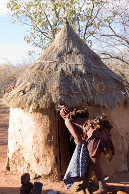 Himba insanlar onların köyü