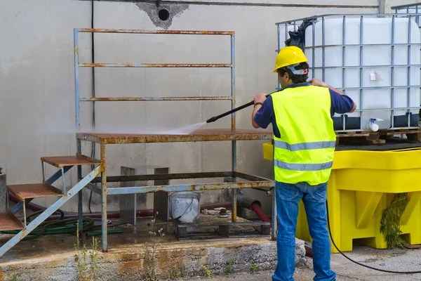 Trabajador en lavado de presión de sombrero duro — Foto de Stock