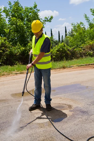 Trabajador en lavado de presión de sombrero duro — Foto de Stock