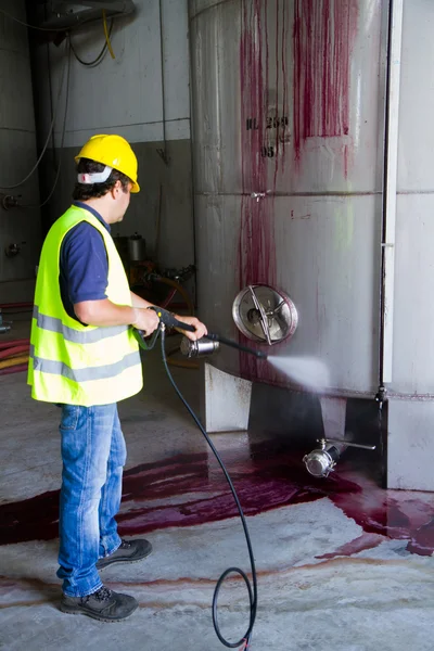 Worker in hard hat pressure washing — Stock Photo, Image