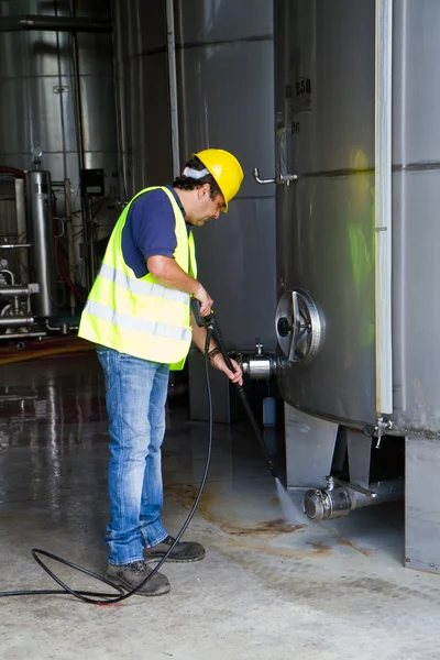 Worker in hard hat pressure washing — Stock Photo, Image