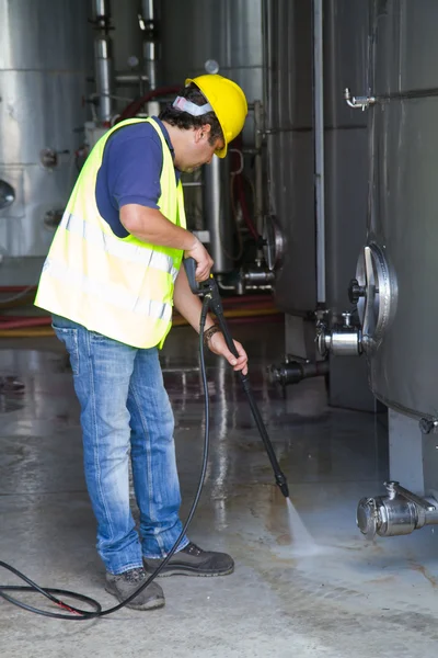 Trabajador en lavado de presión de sombrero duro — Foto de Stock