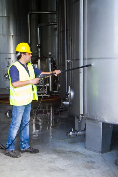 Werknemer in harde hoed druk wassen — Stockfoto