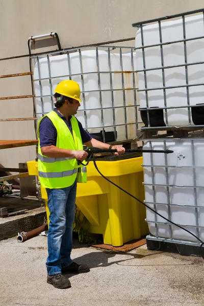 Arbeiter in harter Mützenwäsche — Stockfoto