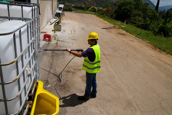 Trabajador en lavado de presión de sombrero duro —  Fotos de Stock