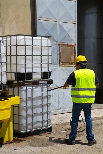 Trabajador en lavado de presión de sombrero duro — Foto de Stock