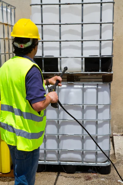 Werknemer in harde hoed druk wassen — Stockfoto