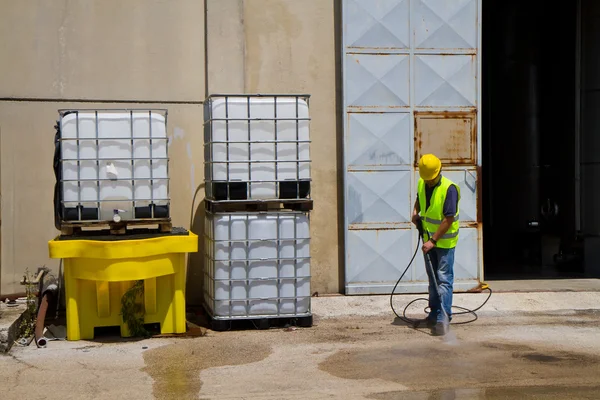 Arbeiter in harter Mützenwäsche — Stockfoto