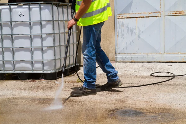 Lavage sous pression des travailleurs — Photo