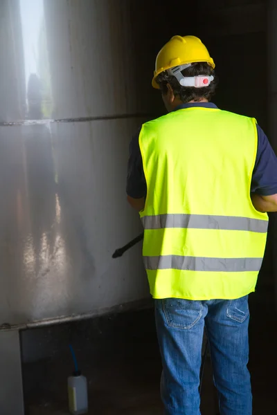 Trabajador en lavado de presión de sombrero duro —  Fotos de Stock