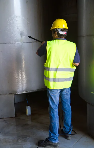 Trabajador en lavado de presión de sombrero duro — Foto de Stock